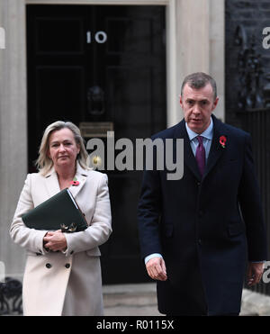 Plaid Cymru Führer Adam Preis und Westminster leader Liz Saville Roberts verlassen 10 Downing Street nach einem Treffen mit den Ministerpräsidenten. Stockfoto