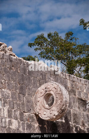 Ein Stein ring an den großen Ball Court (Gran San Blas de Pelota), verwendet eine Mesoamerican ballgame zu spielen, Chichen Itza, Yucatan, Mexiko. Stockfoto