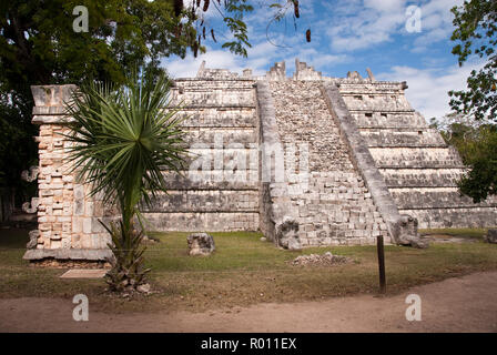 Die osario ist ein kleiner Schritt - Pyramide Tempel am Chichen Itza archaeological site in Yucatan, Mexiko. Stockfoto