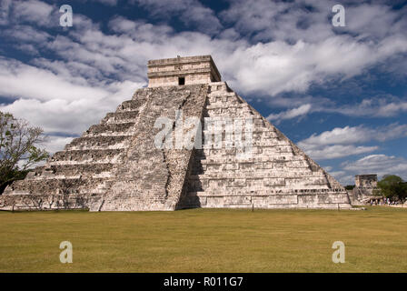 Touristen besuchen El Castillo, auch als der Tempel des Kukulcan, einer Mesoamerikanischen Schritt-Pyramide in Chichen Itza archaeological site in Mexiko bekannt. Stockfoto