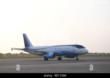 Der Prinz von Wales und die Herzogin von Cornwall Anreise mit dem Flugzeug Am internationalen Flughafen Banjul in Gambia, die am Beginn ihrer Reise nach Westafrika. Stockfoto