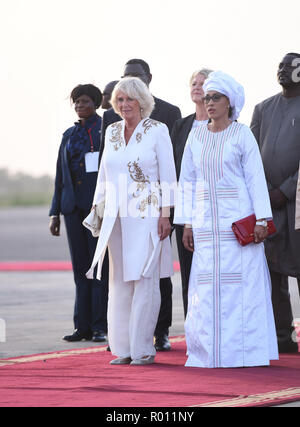 Die Herzogin von Cornwall und Ehefrau von Präsident von Gambia, Banjul International Airport in Gambia, die am Beginn ihrer Reise nach Westafrika. Stockfoto