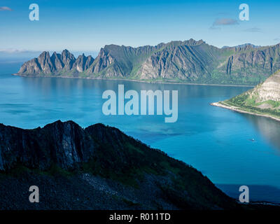 Blick vom Berg Okshornan Husfjell, Gebirge, Gipfel oberhalb der Küste, ruhiges Meer, Insel Senja, Troms, Nordnorwegen, Norwegen Stockfoto