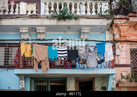 Bunte Hemden und Hosen hängen an einer Wäscheleine in Havanna, Kuba zu trocknen. Stockfoto