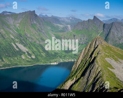 Während der Wanderungen bis zu Husfjell, Gipfel des Berges Litjebrusen (rechts) über dem Fjord Steinfjord, Senja, Troms, Norwegen Stockfoto