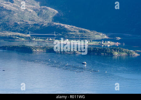 Blick vom Berg Husfjell über Fjord Bergsfjord, Suspension Bridge in der Nähe von Finnsaeter, Insel Senja, Troms, Norwegen Stockfoto