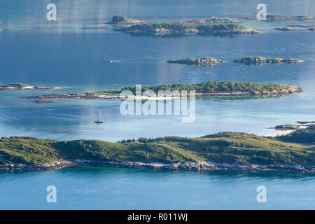 Blick vom Berg hinunter zum Fjord Husfjell Bergsfjord, Segelboot zwischen kleinen Inseln, Insel Senja, Troms, Norwegen Stockfoto