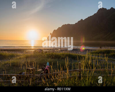 Strand Ersfjord Ersfjordstranden, Fjord, öffentlichen Erholungsgebiet, Sonnenuntergang, Dune grass im Gegenlicht, Blick auf die Bergkette Okshornan, Insel Senja, Trom Stockfoto