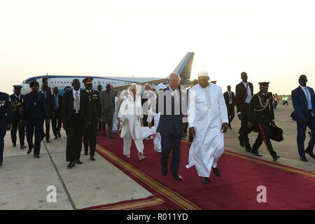 Der Prinz von Wales und die Herzogin von Cornwall sind bei der Ankunft am internationalen Flughafen in Banjul Gambia begrüßt, die am Beginn ihrer Reise nach Westafrika. Stockfoto