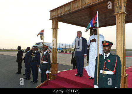 Der Prinz von Wales ist bei der Ankunft am internationalen Flughafen in Banjul Gambia begrüßt, die am Beginn ihrer Reise nach Westafrika. Stockfoto