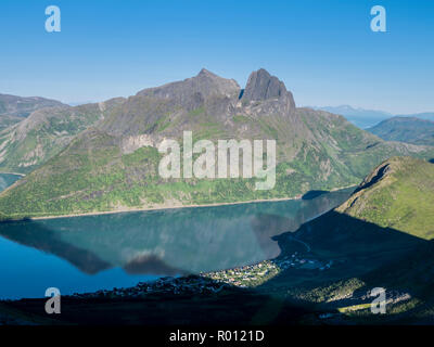 Blick über Dorf Fjordgard beim Wandern bis zu Berg Hesten, Peak Keipen in der Rückseite, Insel Senja, Troms, Norwegen Stockfoto