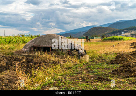 Verlassener Bunker aus kommunistischer Zeit bei der Ortschaft Lin, Albanien, Europa | aufgegeben Beton Bunker in der Nähe von Lin Village, Albanien, Europa Stockfoto