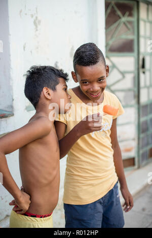 Zwei jungen kubanischen Jungen hängen außen an einem heißen Tag in Havanna. Stockfoto