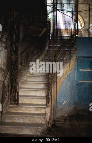 Eine alte, rustikale Treppe führt zu Apartments in Havanna, Kuba. Stockfoto