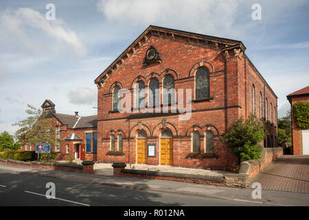 Die rote Backsteinfassade des Garforth methodistische Kirche, in der Nähe von Leeds, West Yorkshire Stockfoto