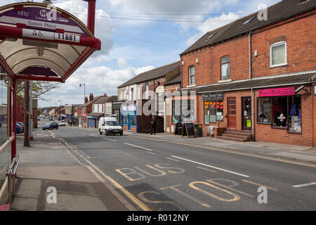 Main Street, der Haupteinkaufsstraße im Zentrum von Garforth in der Nähe von Leeds, West Yorkshire Stockfoto