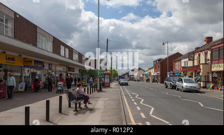 Main Street, der Haupteinkaufsstraße im Zentrum von Garforth in der Nähe von Leeds, West Yorkshire Stockfoto