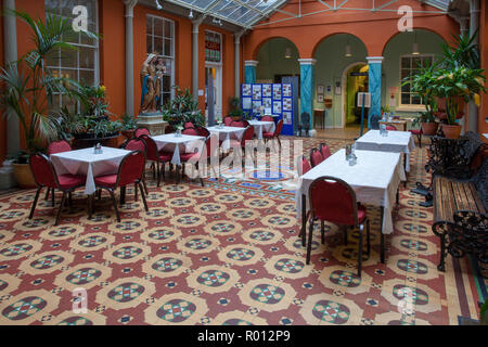 Im Cafe Bar Convent in der Stadt York in Ath Atrium gelegen, mit bunten Fliesen dekoriert Stockfoto