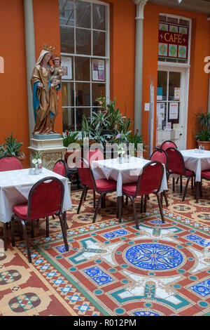 Im Cafe Bar Convent in der Stadt York in Ath Atrium gelegen, mit bunten Fliesen dekoriert Stockfoto