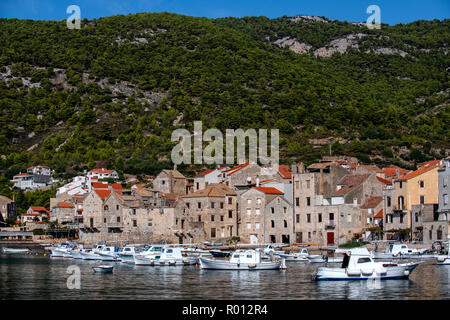 Stadt von Komiza auf der Insel Vis, Dalmatien, Kroatien Stockfoto