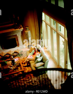 Glückliches Paar auf einer Couch sitzen zusammen in Ihrem Haus. Stockfoto