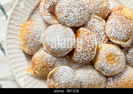 Hausgemachte niederländische Poffertjes Pfannkuchen mit Puderzucker Stockfoto