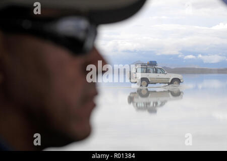 25. Februar 2010 - Salar de Uyuni, Bolivien: Landschaft in der Salar de Uyuni, Bolivien erstaunliche Salzwüste erfasst. 4WDs in der Salar de Uyuni. Voitures dans le Salar de Uyuni, un-Wüste de Sel d'un Blanc eclatant de Bolivie. Quand le Salar est recouvert d'eau, Il se transforme en un immense Miroir refletant Le ciel de maniere quasiment parfaite. *** Frankreich/KEINE VERKÄUFE IN DEN FRANZÖSISCHEN MEDIEN *** Stockfoto