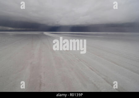 25. Februar 2010 - Salar de Uyuni, Bolivien: Landschaft in der Salar de Uyuni, Bolivien erstaunliche Salzwüste erfasst. Paysage dans le Salar de Uyuni, un-Wüste de Sel d'un Blanc eclatant de Bolivie. Quand le Salar est recouvert d'eau, Il se transforme en un immense Miroir refletant Le ciel de maniere quasiment parfaite. *** Frankreich/KEINE VERKÄUFE IN DEN FRANZÖSISCHEN MEDIEN *** Stockfoto