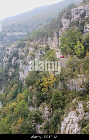 Auto fahren, eine schmale, kurvenreiche Straße in die Schlucht des Verdon in Südfrankreich. Stockfoto