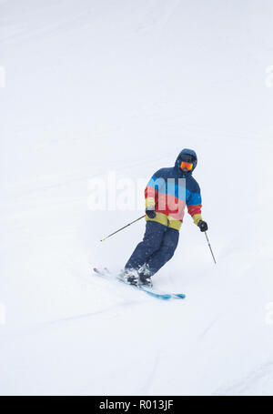 BUKOVEL, UKRAINE-24. März, 2018: Extreme Sport Wettbewerb im Winter Ski Park. Junge Athleten konkurrieren im stunt Ski fahren. Stockfoto