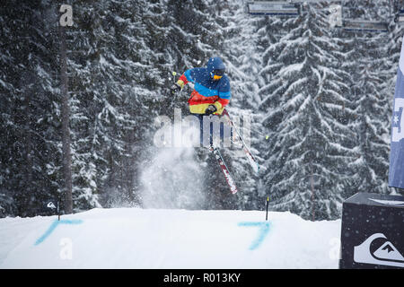 BUKOVEL, UKRAINE-24. März, 2018: Extreme Sport Wettbewerb im Winter Ski Park. Junge Athleten konkurrieren im stunt Ski fahren. Stockfoto