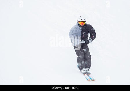 BUKOVEL, UKRAINE-24. März, 2018: Extreme Sport Wettbewerb im Winter Ski Park. Junge Athleten konkurrieren im stunt Ski fahren. Stockfoto