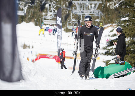 BUKOVEL, UKRAINE-24. März, 2018: Extreme Sport Wettbewerb im Winter Ski Park. Junge Athleten konkurrieren im stunt Ski fahren. Stockfoto