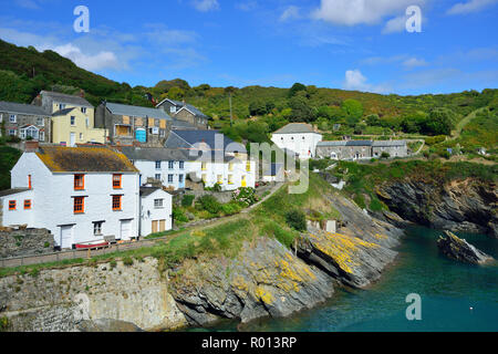 Blick auf den Hafen im kleinen Fischerdorf und Ferienort Eglinton, Roseland Halbinsel, Cornwall, Großbritannien Stockfoto