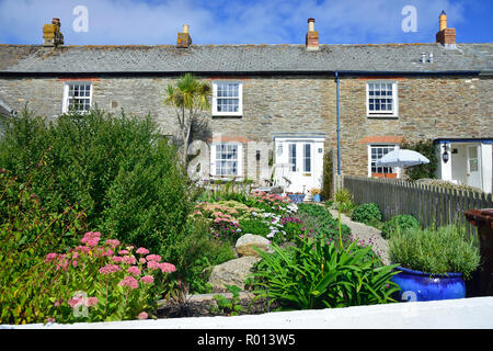 Reihe von hübschen Cottages mit Garten im Küstenort St Mawes, Roseland Halbinsel, Cornwall, South West, Cornwall, Großbritannien Stockfoto