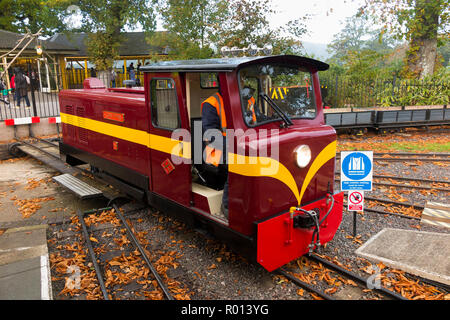 Die John Thynn Dieselmotor lok Lokomotive, zieht die Waggons der Longleat House Safari Park trainieren in Longleat, Wiltshire. England Großbritannien Stockfoto