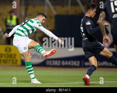 Tom Rogic von Celtic erzielt das erste Tor seiner Mannschaft während des Spiels der schottischen Premiership in Dens Park, Dundee. Stockfoto