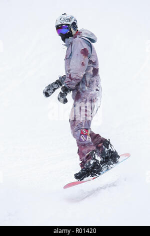 BUKOVEL, UKRAINE-20. März, 2018: Snowboard Contest in Winter Park. Junge Athleten im Snowboarden konkurrieren. Cool extreme Sport Wettbewerb für die Jugend Stockfoto