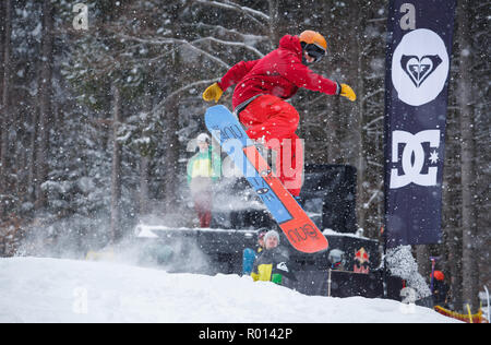 BUKOVEL, UKRAINE-20. März, 2018: Snowboard Contest in Winter Park. Junge Athleten im Snowboarden konkurrieren. Cool extreme Sport Wettbewerb für die Jugend Stockfoto