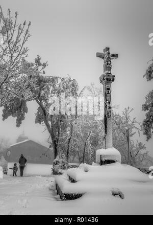 Auf Crueiro oder Cebreiro den Tag der ersten großen Schneefall des Jahres. Jakobsweg, dem Camino de Santiago Stockfoto