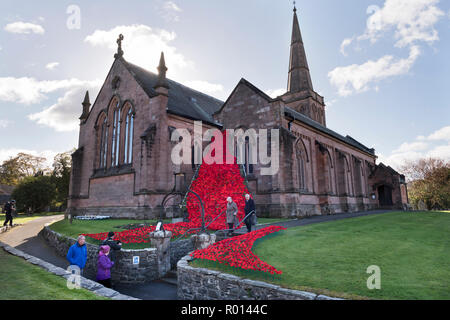 Anzeige der Mohnblumen für Tag der Erinnerung an das St John's Kirche, Keswick, Cumbria, Großbritannien Stockfoto