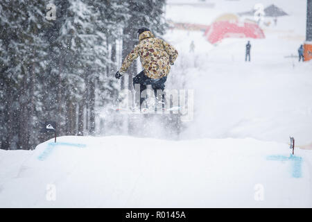 BUKOVEL, UKRAINE-20. März, 2018: Snowboard Contest in Winter Park. Junge Athleten im Snowboarden konkurrieren. Cool extreme Sport Wettbewerb für die Jugend Stockfoto