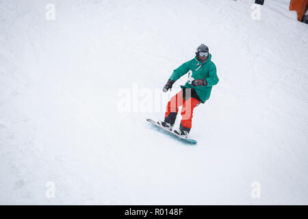 BUKOVEL, UKRAINE-20. März, 2018: Snowboard Contest in Winter Park. Junge Athleten im Snowboarden konkurrieren. Cool extreme Sport Wettbewerb für die Jugend Stockfoto