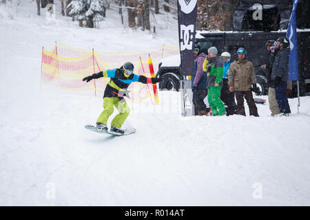 BUKOVEL, UKRAINE-20. März, 2018: Snowboard Contest in Winter Park. Junge Athleten im Snowboarden konkurrieren. Cool extreme Sport Wettbewerb für die Jugend Stockfoto