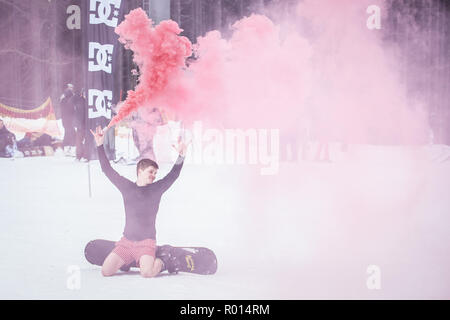 BUKOVEL, UKRAINE-20. März, 2018: Snowboard Contest in Winter Park. Junge Athleten im Snowboarden konkurrieren. Cool extreme Sport Wettbewerb für die Jugend Stockfoto