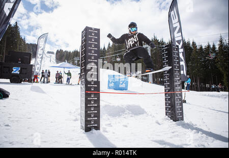 BUKOVEL, UKRAINE-20. März, 2018: Snowboard Contest in Winter Park. Junge Athleten im Snowboarden konkurrieren. Cool extreme Sport Wettbewerb für die Jugend Stockfoto