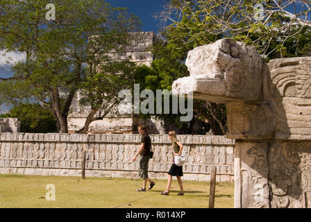 Kukulkan (gefiederte Schlange), die Maya Schlange Gottheit an der steinernen Schädels Plattform (tzompantli), Chichen Itza, Mexiko. Stockfoto