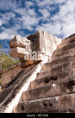 Schlange Köpfe schmücken die Treppen auf der Plattform der Venus, dem Planeten Venus, in Chichen Itza, Yucatan, Mexiko. Stockfoto