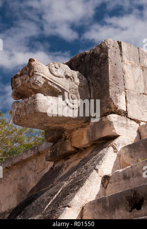 Schlange Köpfe schmücken die Treppen auf der Plattform der Venus, dem Planeten Venus, in Chichen Itza, Yucatan, Mexiko. Stockfoto