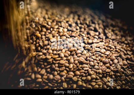Kaffeeröster, Kaffeebohnen Hintergrund Stockfoto